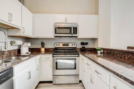 אינדיאנפוליס Cozysuites - 2Br With Direct Skybridge Access #5 מראה חיצוני תמונה